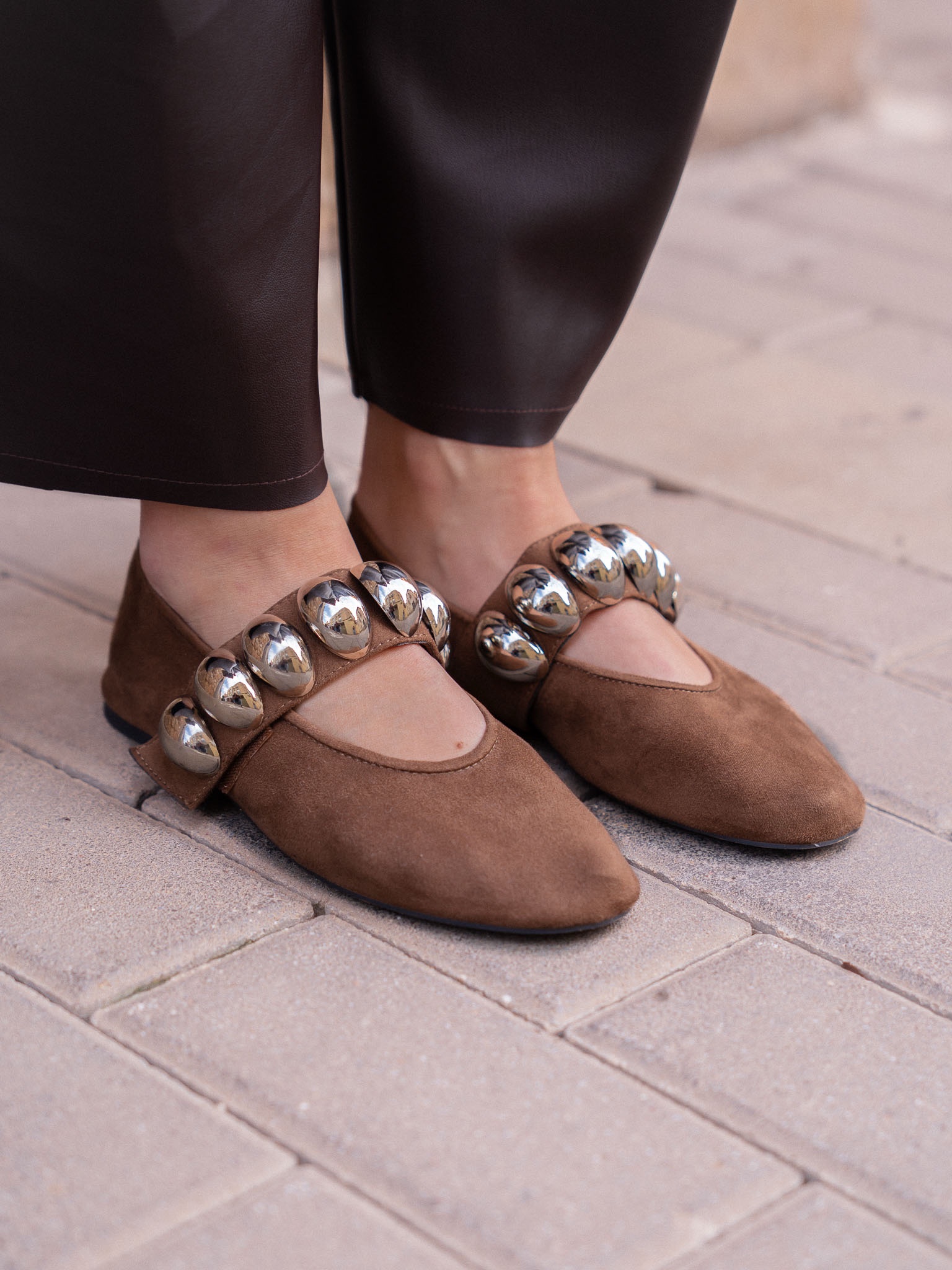 BAILARINA CON TIRA Y DETALLE METÁLICO CAMEL