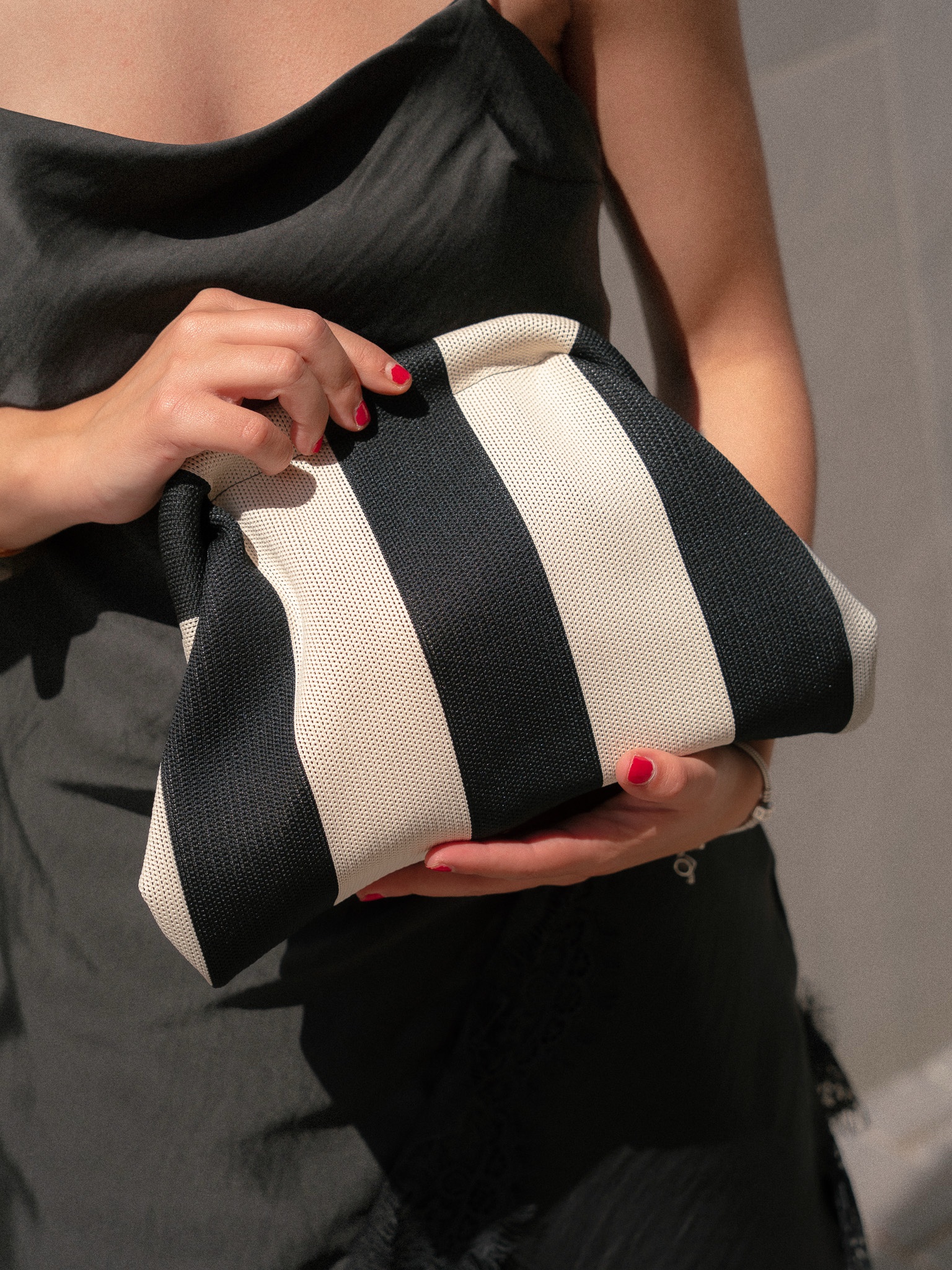 CLUTCH RAYAS NEGRO