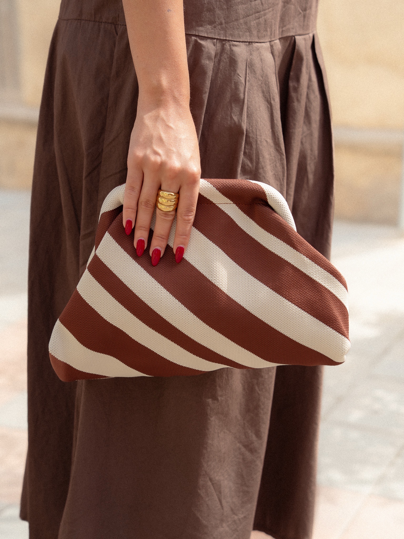 CLUTCH RAYAS MARRÓN